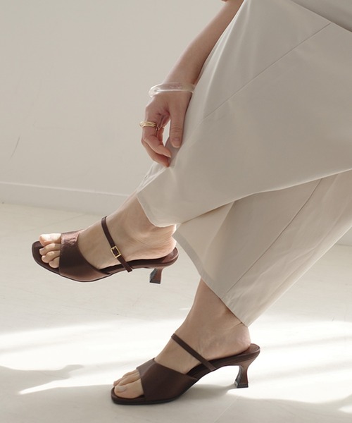 AmiAmi（アミアミ）の「さっと履ける！ストラップミュールサンダル（サンダル・レディース・アイボリー/ブラック/グレイッシュベージュ/ダークネイビー/ダークブラウン・L/LL/M/S）」の15枚目の写真