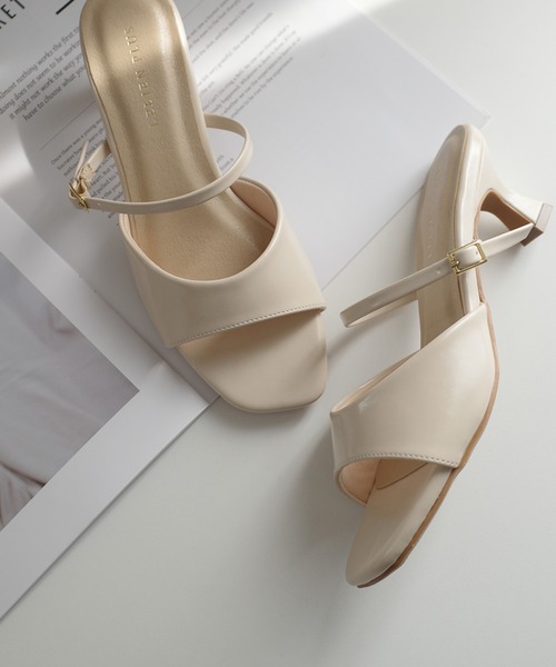 AmiAmi（アミアミ）の「さっと履ける！ストラップミュールサンダル（サンダル・レディース・アイボリー/ブラック/グレイッシュベージュ/ダークネイビー/ダークブラウン・L/LL/M/S）」の11枚目の写真