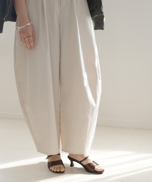 AmiAmi（アミアミ）の「さっと履ける！ストラップミュールサンダル（サンダル・レディース・アイボリー/ブラック/グレイッシュベージュ/ダークネイビー/ダークブラウン・L/LL/M/S）」の16枚目の写真