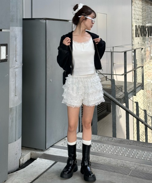 RAY CASSIN（レイカズン）の「ボリュームフリルレースショートパンツ（その他パンツ・レディース・ホワイト/ブラック・FREE）」の4枚目の写真