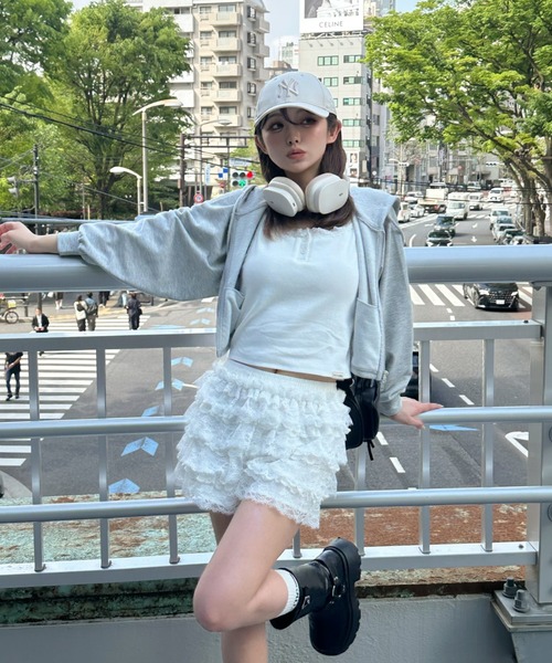 RAY CASSIN（レイカズン）の「ボリュームフリルレースショートパンツ（その他パンツ・レディース・ホワイト/ブラック・FREE）」の7枚目の写真