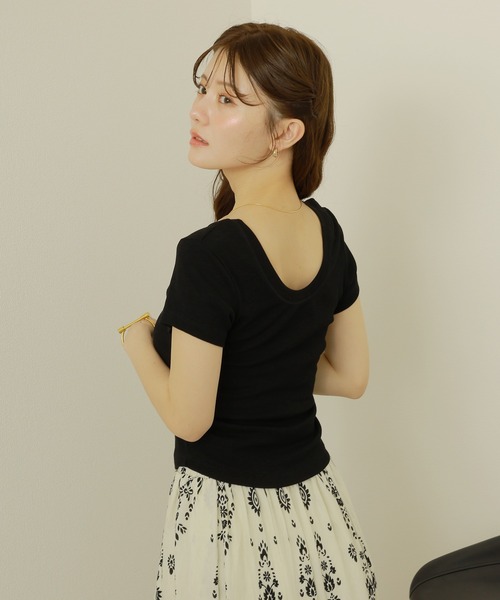 LAULEN（ローレン）の「back open round neck rib tee /バックオープン ラウンドネック 半袖 リブTシャツ（Tシャツ/カットソー・レディース・ブラック/ブラウン/チャコールグレー・FREE）」の2枚目の写真