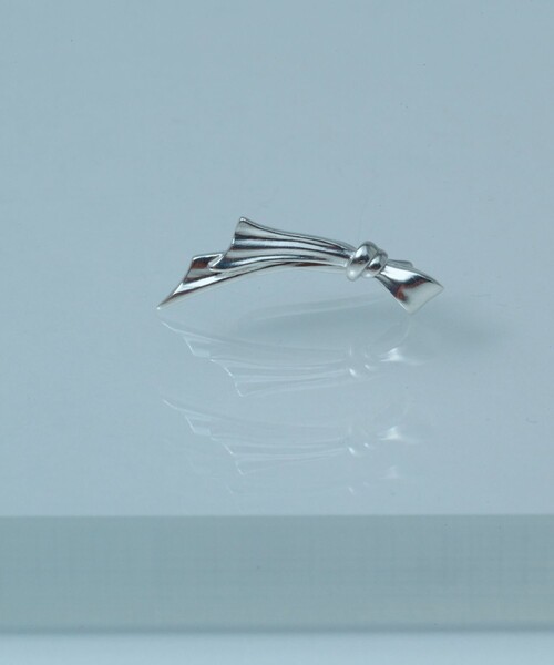 and cloud(アンドクラウド)の「Flutter Bow Ear Clip M(イヤーカフ・レディース・シルバー・FREE)」の1枚目の写真