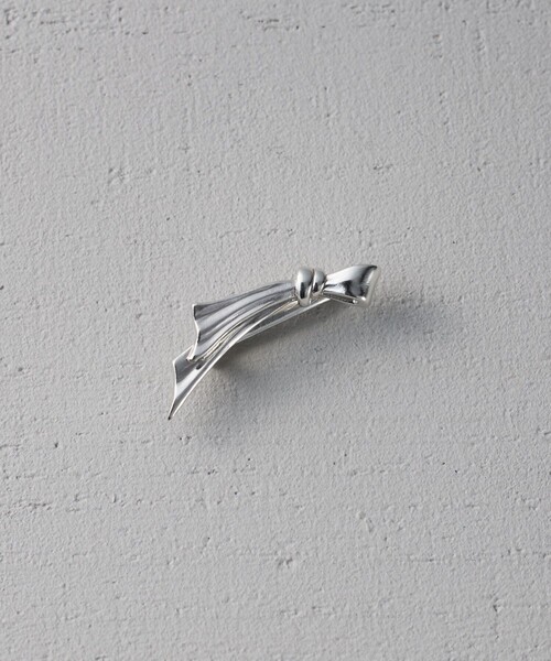 and cloud(アンドクラウド)の「Flutter Bow Ear Clip M(イヤーカフ・レディース・シルバー・FREE)」の2枚目の写真