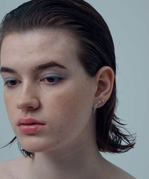 and cloud(アンドクラウド)の「Flutter Bow Ear Clip M(イヤーカフ・レディース・シルバー・FREE)」の4枚目の写真