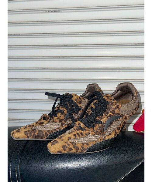 EVRIS（エヴリス）の「スウェードポインテッドスニーカーヒール（パンプス・レディース・ブラック/その他1/レッド・SMALL/MEDIUM/LARGE）」の2枚目の写真