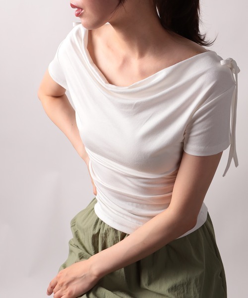 NANAHACHI(ナナハチ)の「肩リボンドレープ半袖Tシャツ(Tシャツ/カットソー・レディース・ブラック/ホワイト・MEDIUM/SMALL)」の1枚目の写真