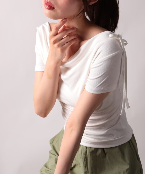 NANAHACHI(ナナハチ)の「肩リボンドレープ半袖Tシャツ(Tシャツ/カットソー・レディース・ブラック/ホワイト・MEDIUM/SMALL)」の13枚目の写真