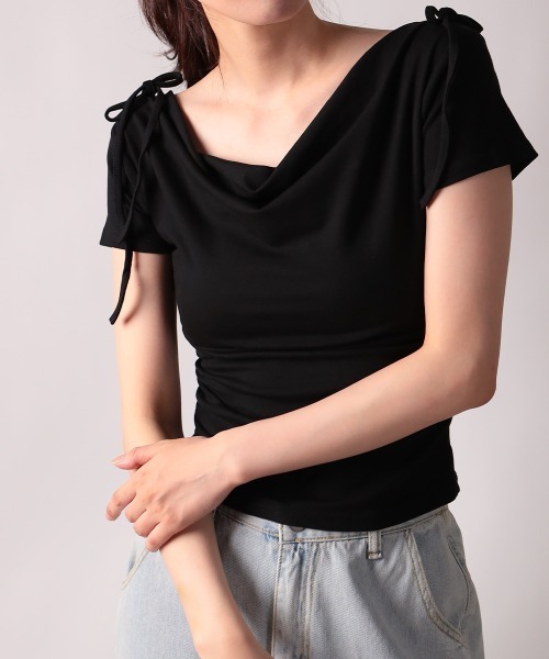 NANAHACHI(ナナハチ)の「肩リボンドレープ半袖Tシャツ(Tシャツ/カットソー・レディース・ブラック/ホワイト・MEDIUM/SMALL)」の3枚目の写真