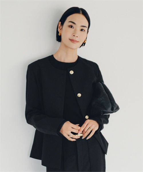 UR'S（ユアーズ）の「美シルエットゴールド釦ペプラムジャケット（ノーカラージャケット・レディース・ダークネイビー/グレイッシュベージュ/ブラック・L/M/S）」の4枚目の写真