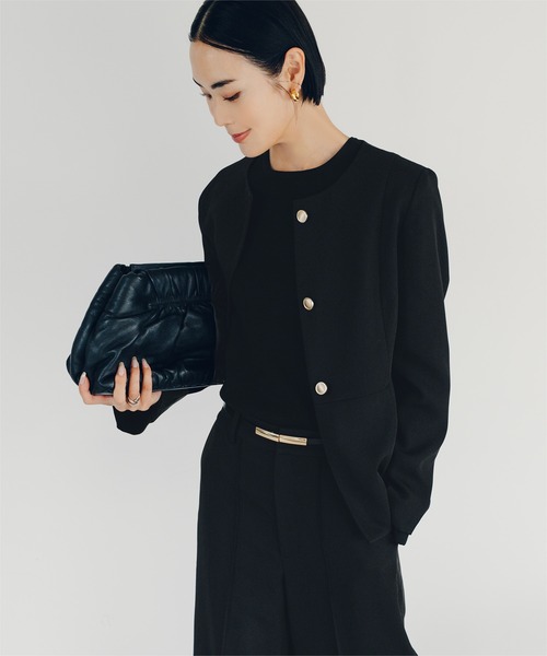 UR'S（ユアーズ）の「美シルエットゴールド釦ペプラムジャケット（ノーカラージャケット・レディース・ダークネイビー/グレイッシュベージュ/ブラック・L/M/S）」の5枚目の写真