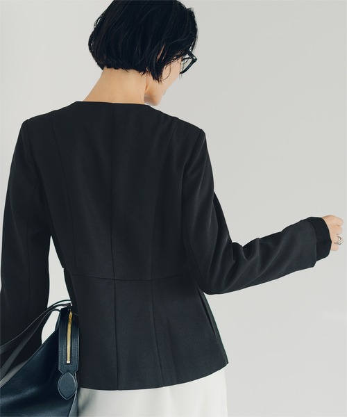 UR'S（ユアーズ）の「美シルエットゴールド釦ペプラムジャケット（ノーカラージャケット・レディース・ダークネイビー/グレイッシュベージュ/ブラック・L/M/S）」の10枚目の写真