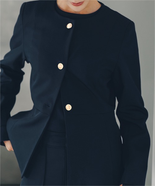 UR'S（ユアーズ）の「美シルエットゴールド釦ペプラムジャケット（ノーカラージャケット・レディース・ダークネイビー/グレイッシュベージュ/ブラック・L/M/S）」の20枚目の写真