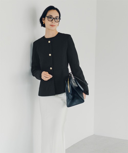 UR'S（ユアーズ）の「美シルエットゴールド釦ペプラムジャケット（ノーカラージャケット・レディース・ダークネイビー/グレイッシュベージュ/ブラック・L/M/S）」の7枚目の写真