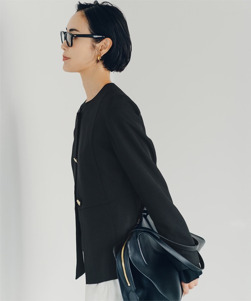 UR'S（ユアーズ）の「美シルエットゴールド釦ペプラムジャケット（ノーカラージャケット・レディース・ダークネイビー/グレイッシュベージュ/ブラック・L/M/S）」の8枚目の写真