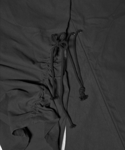 L.H.P（エルエイチピー）の「JUNGDO/ジョンド/CUT OUT STRING CARGO PANTS（カーゴパンツ・レディース・ブラック・F）」の9枚目の写真