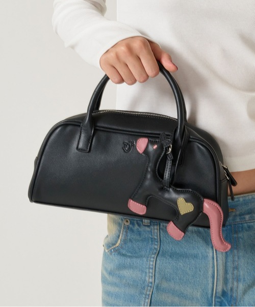 TINA：JOJUN（ティーナジョジュン）の「オリジナルチャーム付き ハンドバッグ TINA：JOJUN（ハンドバッグ・レディース・ピンク/ブラック・F）」の2枚目の写真