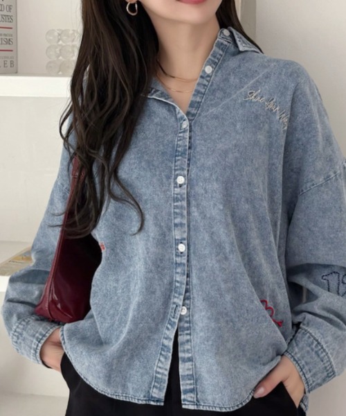 A.D.C.L.（エーディーシーエル）の「ランダム刺繍 オーバーサイズ ビックシルエット デニムシャツ（シャツ/ブラウス・レディース・ブルー/ネイビー・M/L）」の2枚目の写真