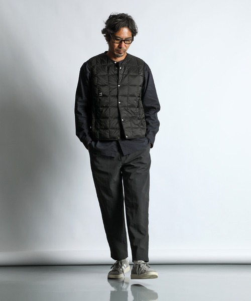 TAION(タイオン)の「TAION×DUFFER V-NECK DOWN VEST:TAION別注 ベーシック Vネック インナーダウンベスト(ダウンベスト・メンズ・アイボリー/チャコールグレー/ブラック/ネイビー・LARGE/MEDIUM/X-LARGE)」の8枚目の写真