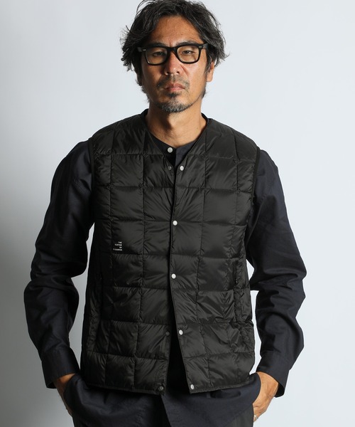 TAION(タイオン)の「TAION×DUFFER V-NECK DOWN VEST:TAION別注 ベーシック Vネック インナーダウンベスト(ダウンベスト・メンズ・アイボリー/チャコールグレー/ブラック/ネイビー・LARGE/MEDIUM/X-LARGE)」の7枚目の写真