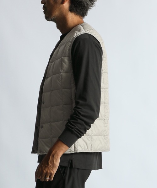 TAION(タイオン)の「TAION×DUFFER V-NECK DOWN VEST:TAION別注 ベーシック Vネック インナーダウンベスト(ダウンベスト・メンズ・アイボリー/チャコールグレー/ブラック/ネイビー・LARGE/MEDIUM/X-LARGE)」の19枚目の写真