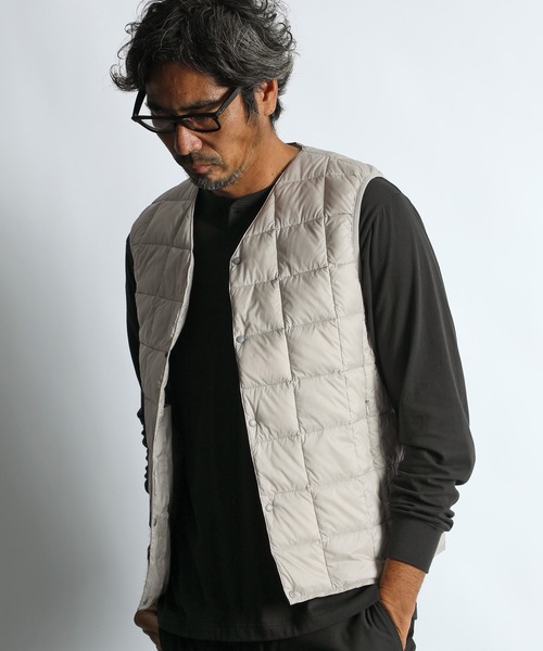 TAION(タイオン)の「TAION×DUFFER V-NECK DOWN VEST:TAION別注 ベーシック Vネック インナーダウンベスト(ダウンベスト・メンズ・アイボリー/チャコールグレー/ブラック/ネイビー・LARGE/MEDIUM/X-LARGE)」の5枚目の写真