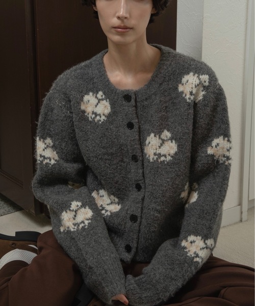 lawgy(ラウジー)の「flower nuance cardigan / フラワーニュアンスカーディガン(カーディガン/ボレロ・レディース・グレー/オートミール・FREE)」の2枚目の写真