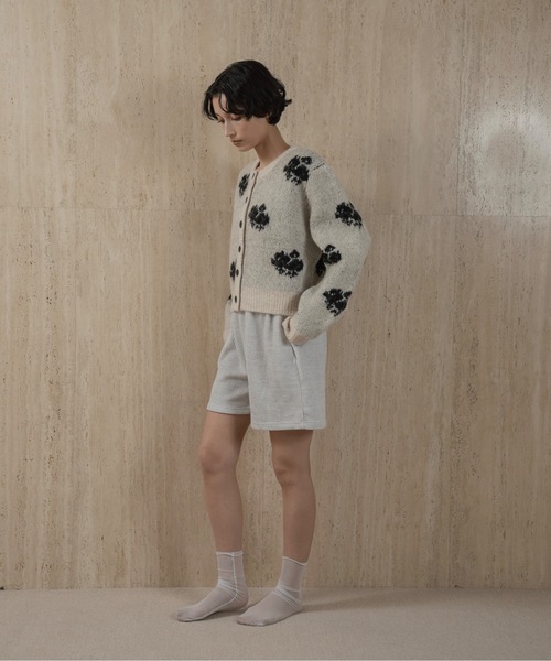 lawgy(ラウジー)の「flower nuance cardigan / フラワーニュアンスカーディガン(カーディガン/ボレロ・レディース・グレー/オートミール・FREE)」の4枚目の写真
