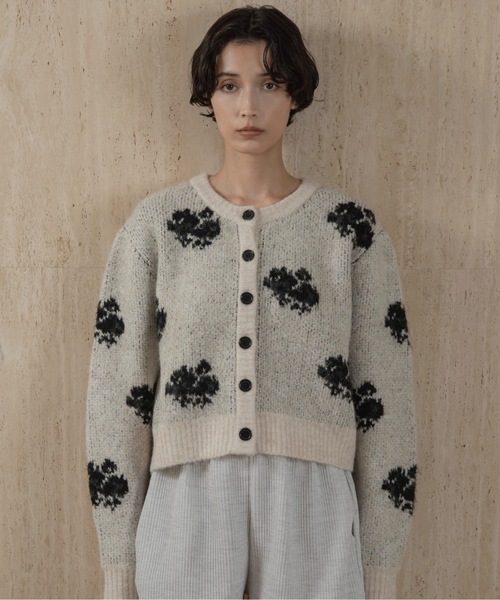 lawgy(ラウジー)の「flower nuance cardigan / フラワーニュアンスカーディガン(カーディガン/ボレロ・レディース・グレー/オートミール・FREE)」の3枚目の写真