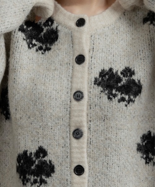 lawgy(ラウジー)の「flower nuance cardigan / フラワーニュアンスカーディガン(カーディガン/ボレロ・レディース・グレー/オートミール・FREE)」の7枚目の写真