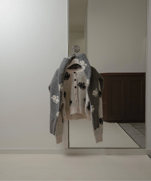 lawgy(ラウジー)の「flower nuance cardigan / フラワーニュアンスカーディガン(カーディガン/ボレロ・レディース・グレー/オートミール・FREE)」の12枚目の写真