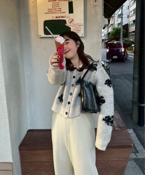 lawgy(ラウジー)の「flower nuance cardigan / フラワーニュアンスカーディガン(カーディガン/ボレロ・レディース・グレー/オートミール・FREE)」の20枚目の写真