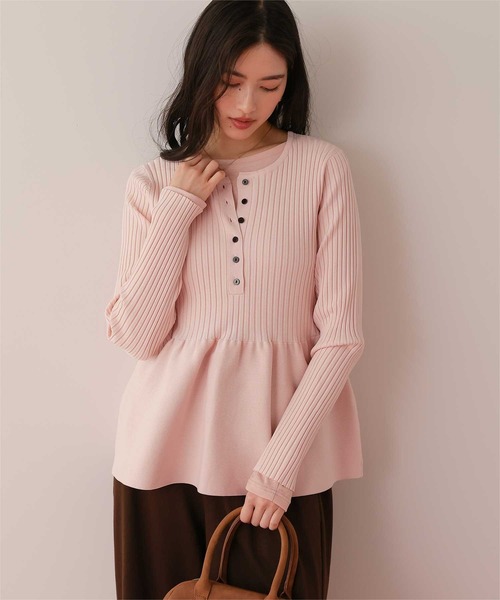 titivate（ティティベイト）の「前後2wayヘンリーネックペプラムニットトップス（ニット/セーター・レディース・ネイビー/レッド/アイボリー/ライトピンク/ブラック/グレイッシュベージュ・S/M/L/XL）」の5枚目の写真