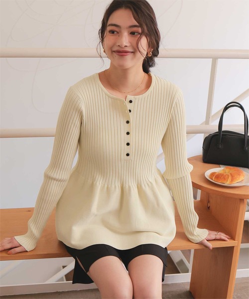 titivate（ティティベイト）の「前後2wayヘンリーネックペプラムニットトップス（ニット/セーター・レディース・ネイビー/レッド/アイボリー/ライトピンク/ブラック/グレイッシュベージュ・S/M/L/XL）」の2枚目の写真