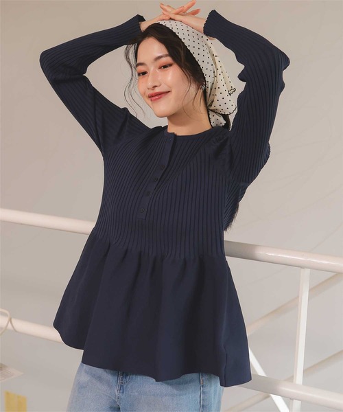 titivate（ティティベイト）の「前後2wayヘンリーネックペプラムニットトップス（ニット/セーター・レディース・ネイビー/レッド/アイボリー/ライトピンク/ブラック/グレイッシュベージュ・S/M/L/XL）」の19枚目の写真