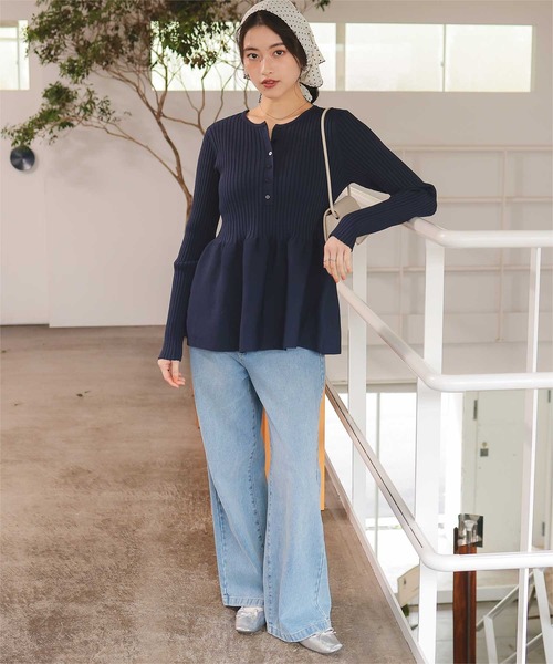 titivate（ティティベイト）の「前後2wayヘンリーネックペプラムニットトップス（ニット/セーター・レディース・ネイビー/レッド/アイボリー/ライトピンク/ブラック/グレイッシュベージュ・S/M/L/XL）」の20枚目の写真