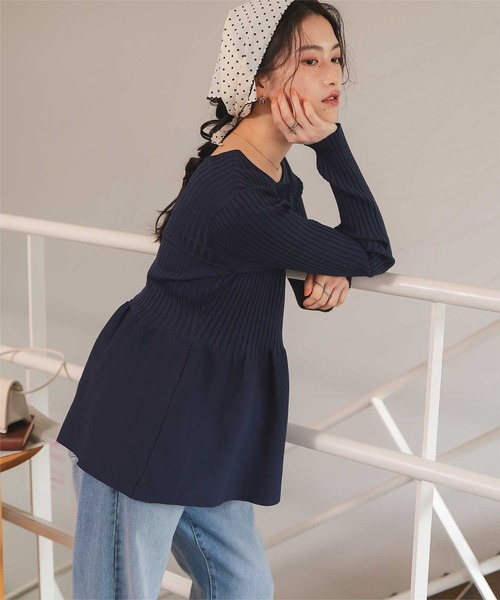 titivate（ティティベイト）の「前後2wayヘンリーネックペプラムニットトップス（ニット/セーター・レディース・ネイビー/レッド/アイボリー/ライトピンク/ブラック/グレイッシュベージュ・S/M/L/XL）」の21枚目の写真