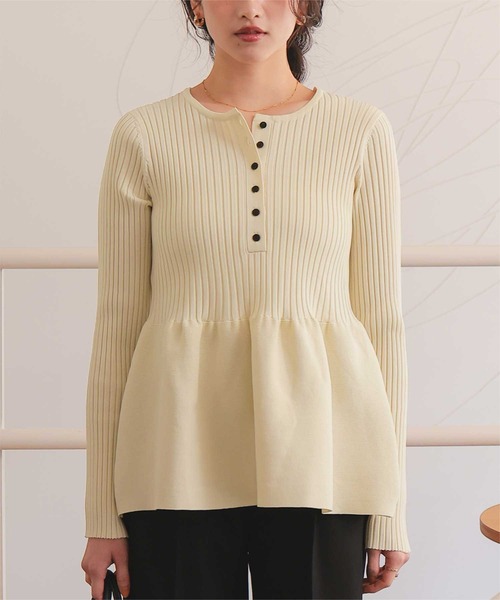 titivate（ティティベイト）の「前後2wayヘンリーネックペプラムニットトップス（ニット/セーター・レディース・ネイビー/レッド/アイボリー/ライトピンク/ブラック/グレイッシュベージュ・S/M/L/XL）」の7枚目の写真