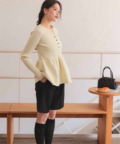 titivate（ティティベイト）の「前後2wayヘンリーネックペプラムニットトップス（ニット/セーター・レディース・ネイビー/レッド/アイボリー/ライトピンク/ブラック/グレイッシュベージュ・S/M/L/XL）」の8枚目の写真