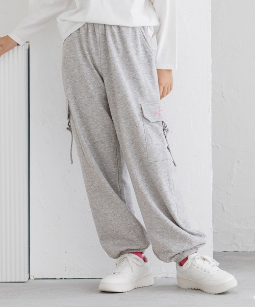 coca(coca)(コカ)の「【WEB限定セール】キッズ 刺繍スウェットカーゴパンツ(スウェットパンツ・キッズ・ブラック/ライトグレー・150/140/130/120)」の1枚目の写真