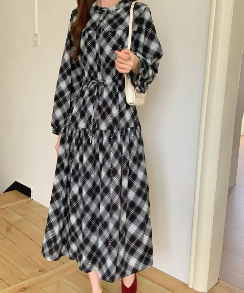 FINEnough(ファインナフ)の「ヘンリーネックオンブレチェック柄ワンピース(ワンピース・レディース・ブラック/ブラウン/ネイビー・FREE)」の5枚目の写真