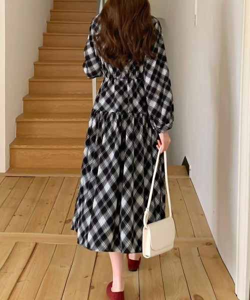 FINEnough(ファインナフ)の「ヘンリーネックオンブレチェック柄ワンピース(ワンピース・レディース・ブラック/ブラウン/ネイビー・FREE)」の11枚目の写真