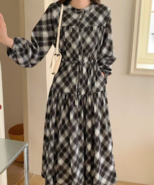 FINEnough(ファインナフ)の「ヘンリーネックオンブレチェック柄ワンピース(ワンピース・レディース・ブラック/ブラウン/ネイビー・FREE)」の12枚目の写真