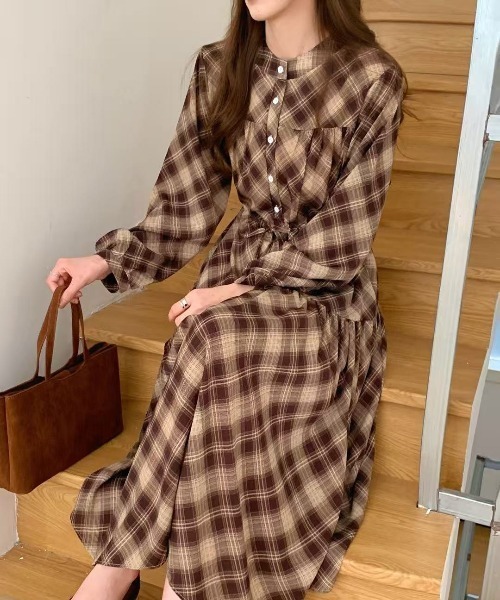 FINEnough(ファインナフ)の「ヘンリーネックオンブレチェック柄ワンピース(ワンピース・レディース・ブラック/ブラウン/ネイビー・FREE)」の13枚目の写真