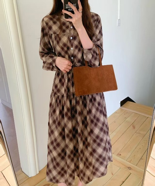 FINEnough(ファインナフ)の「ヘンリーネックオンブレチェック柄ワンピース(ワンピース・レディース・ブラック/ブラウン/ネイビー・FREE)」の4枚目の写真