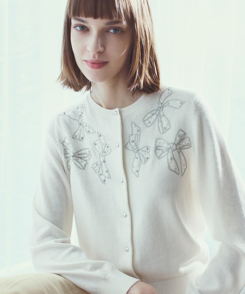 STRAWBERRY-FIELDS(ストロベリーフィールズ)の「エイミーアンゴラ_リボンモチーフ刺しゅうニットカーディガン(カーディガン/ボレロ・レディース・オフホワイト/グレー・2)」の2枚目の写真