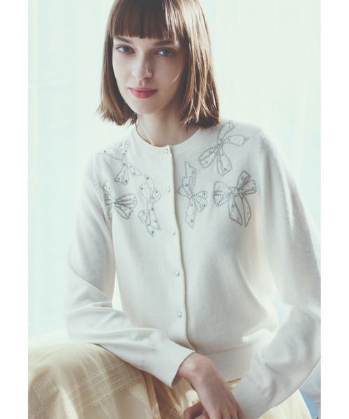 STRAWBERRY-FIELDS(ストロベリーフィールズ)の「エイミーアンゴラ_リボンモチーフ刺しゅうニットカーディガン(カーディガン/ボレロ・レディース・オフホワイト/グレー・2)」の3枚目の写真