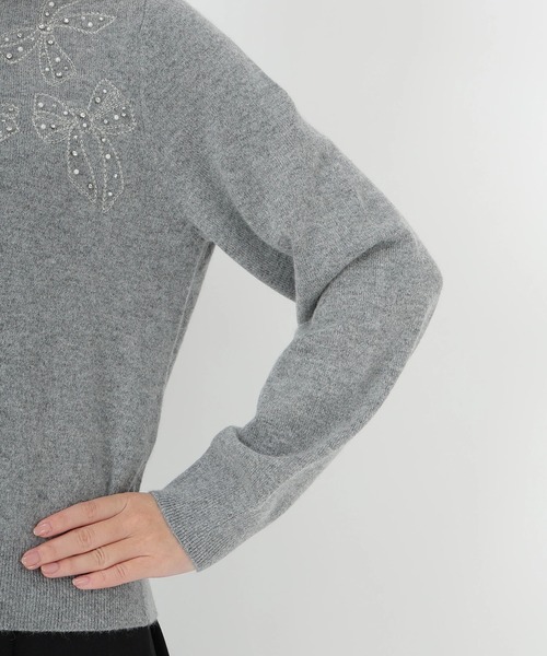 STRAWBERRY-FIELDS(ストロベリーフィールズ)の「エイミーアンゴラ_リボンモチーフ刺しゅうニットカーディガン(カーディガン/ボレロ・レディース・オフホワイト/グレー・2)」の10枚目の写真