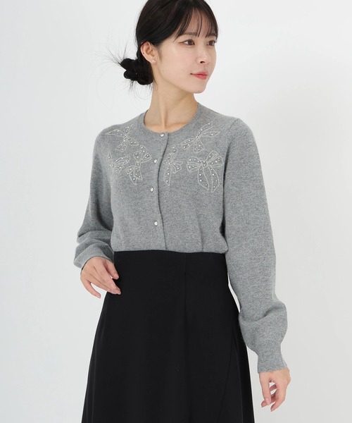 STRAWBERRY-FIELDS(ストロベリーフィールズ)の「エイミーアンゴラ_リボンモチーフ刺しゅうニットカーディガン(カーディガン/ボレロ・レディース・オフホワイト/グレー・2)」の5枚目の写真