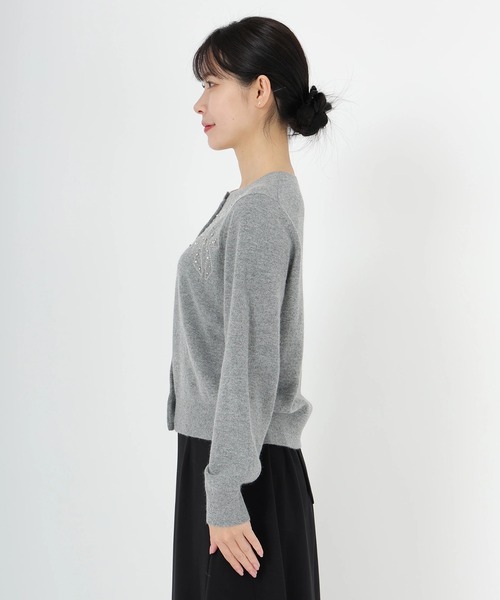 STRAWBERRY-FIELDS(ストロベリーフィールズ)の「エイミーアンゴラ_リボンモチーフ刺しゅうニットカーディガン(カーディガン/ボレロ・レディース・オフホワイト/グレー・2)」の7枚目の写真